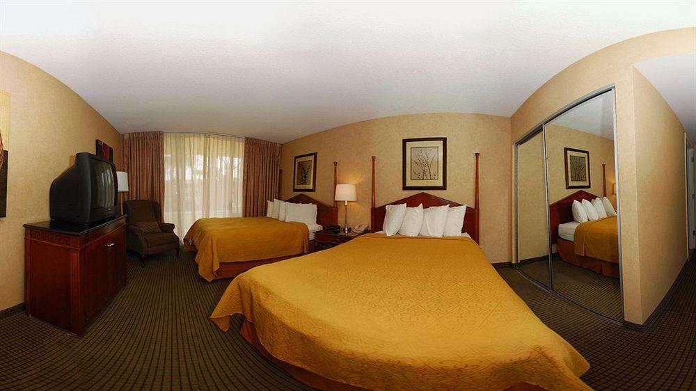 Quality Inn & Suites Downtown Phoenix Exterior photo
